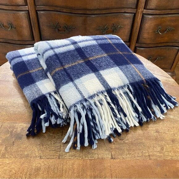 Pair of vintage Faribo Acrylic navy blue & white fringe stadium blankets 52 x 59